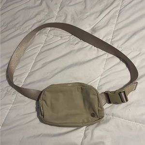Lululemon everywhere belt bag